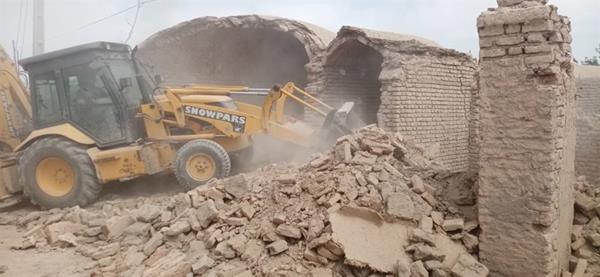 تخریب اماکن مخروبه و محل تجمع معتادان در بردسیر